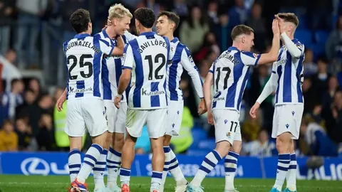 周鹏把握空位机会，约翰逊精准传球助力三分球入网